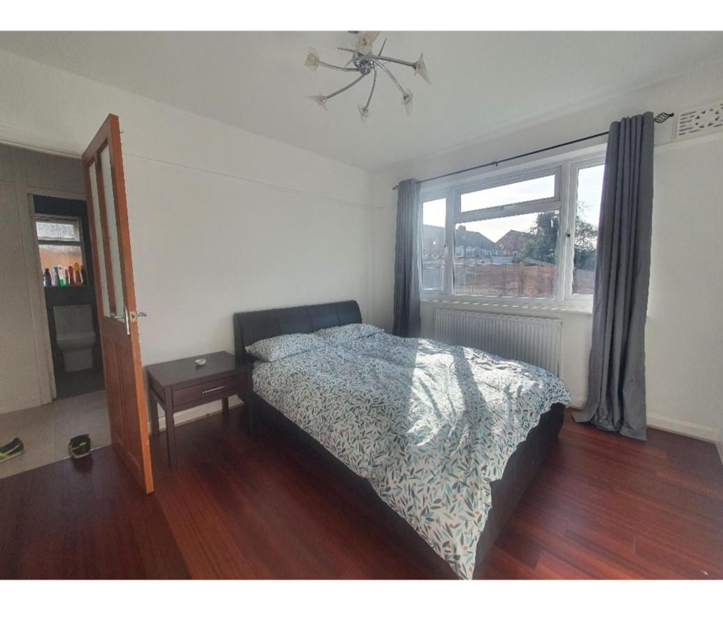 Ritzs Place Northolt  外观 照片