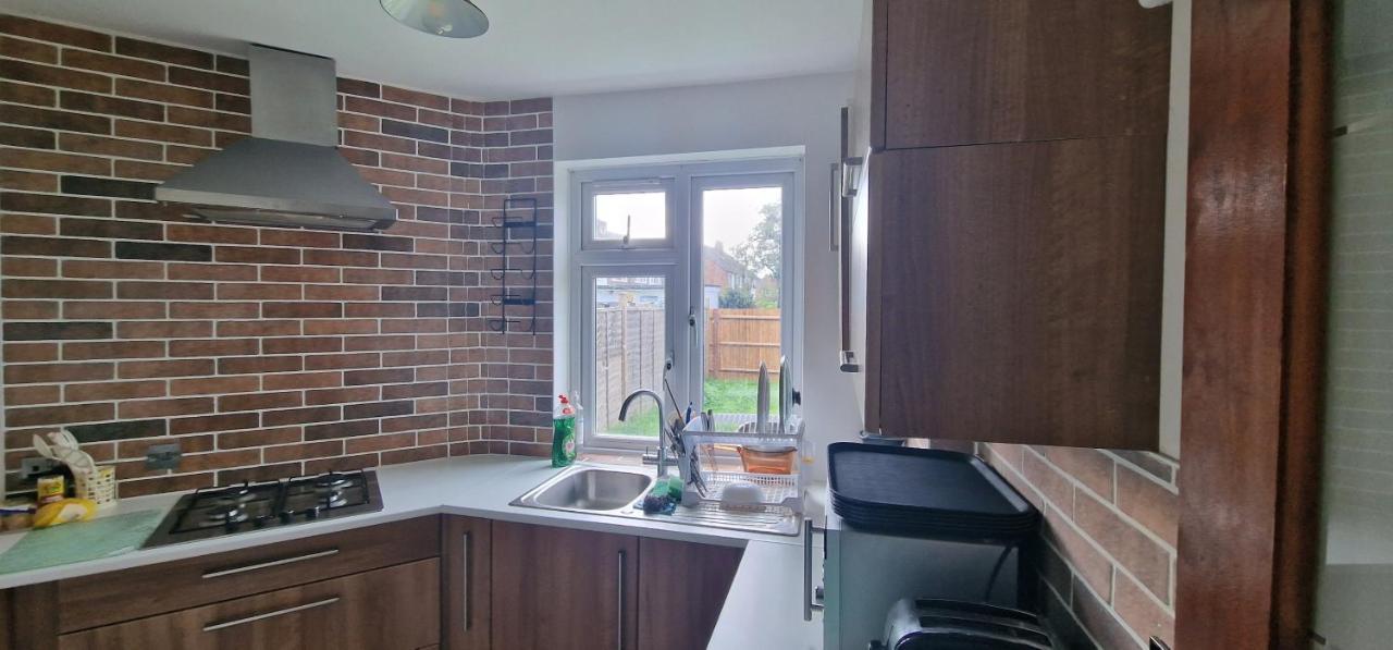 Ritzs Place Northolt  外观 照片