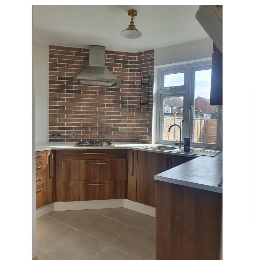 Ritzs Place Northolt  外观 照片